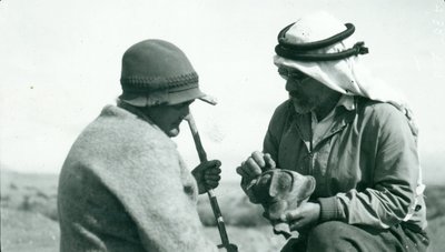 John Garstang zeigt Mrs. Garstang ein Stück Yahudieh-Keramik, 1930 von English Photographer